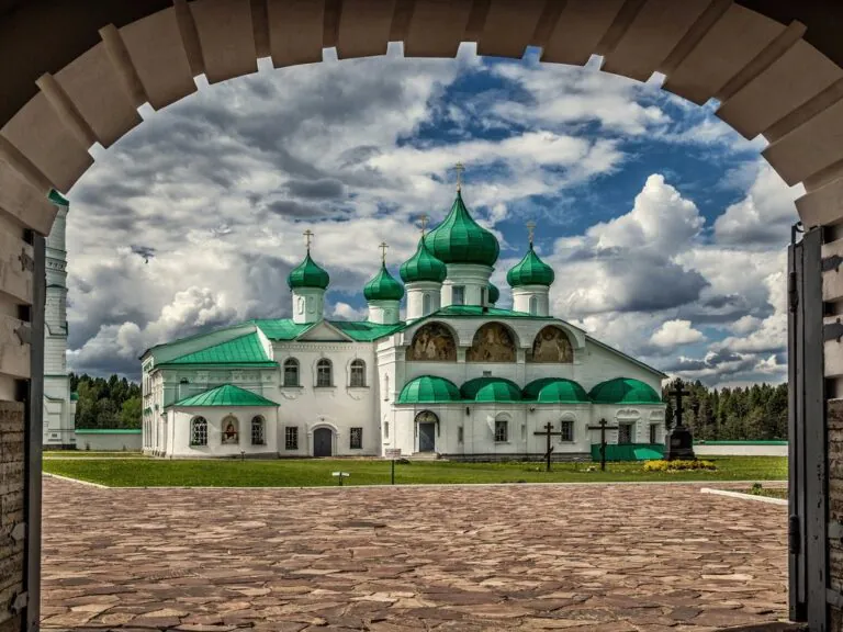 Вырица — Санкт-Петербург — Александро-Свирский монастырь — Тихвинский Успенский монастырь